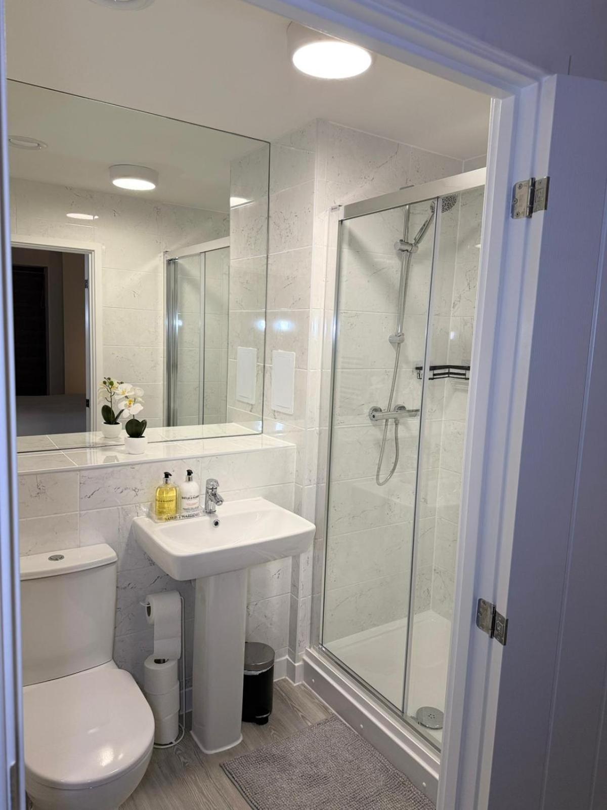 Serenity Waterfront 2 Bed Apartment Northfleet