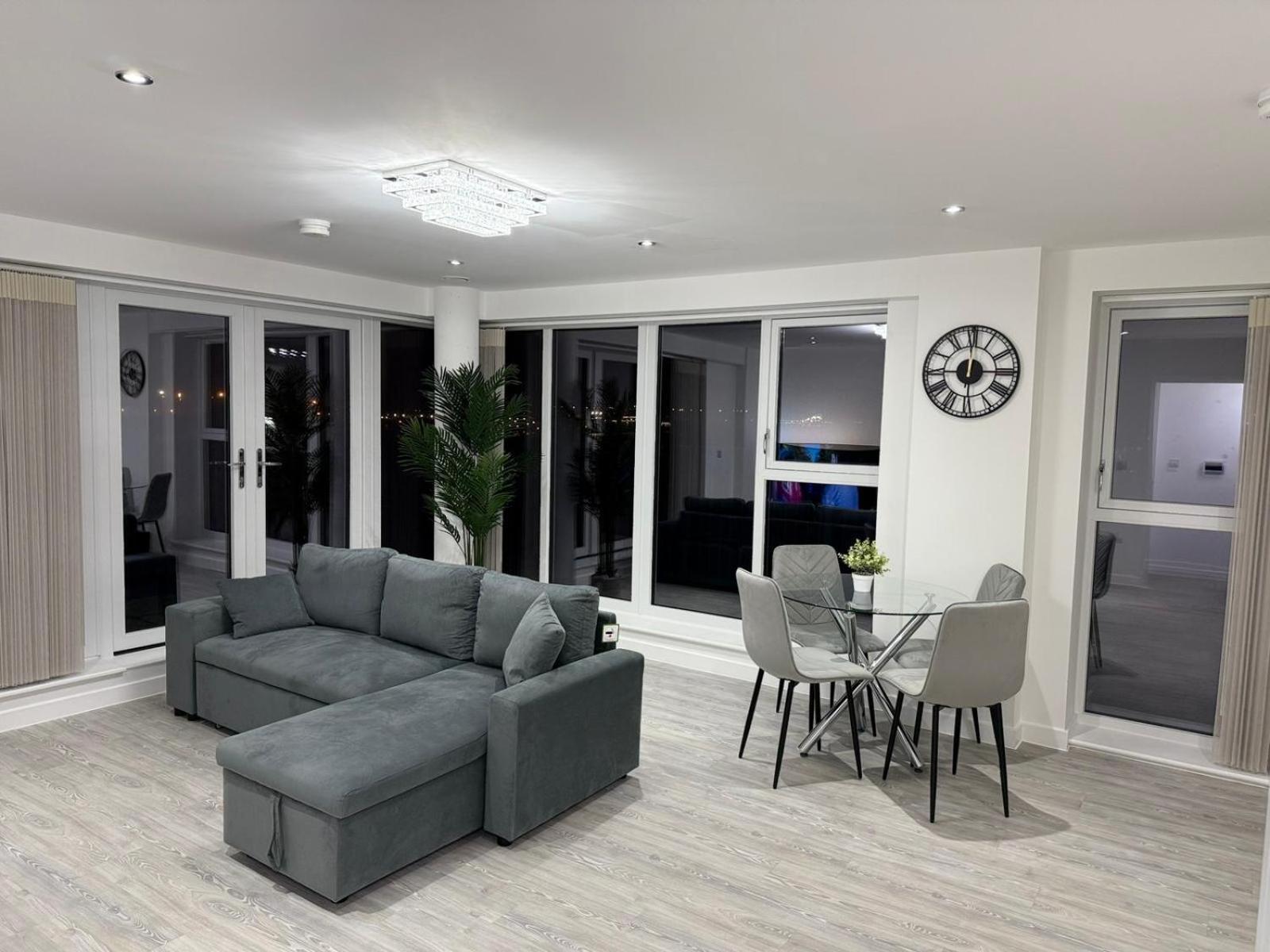 Serenity Waterfront 2 Bed Apartment *