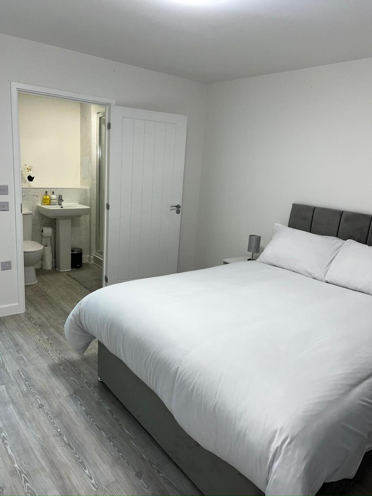 Serenity Waterfront 2 Bed Apartment *
