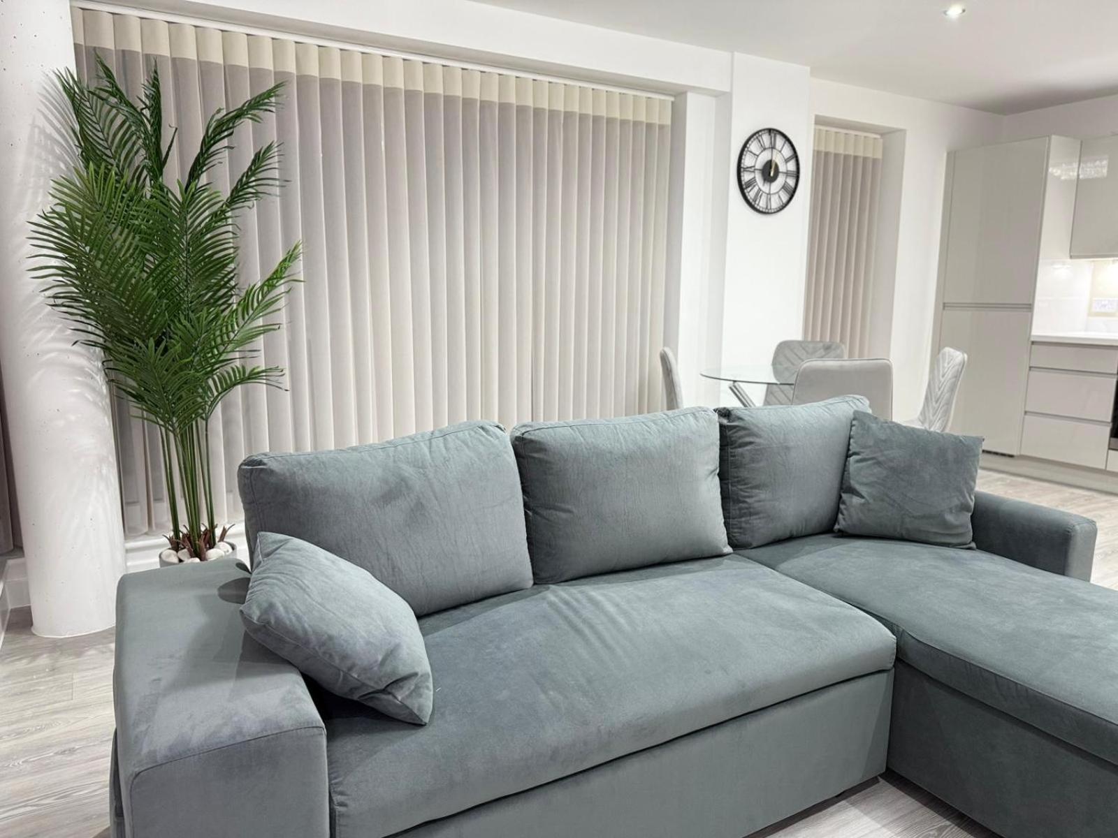 Serenity Waterfront 2 Bed Apartment *