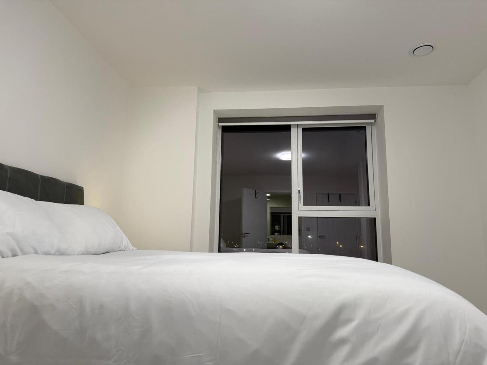 Serenity Waterfront 2 Bed Apartment *