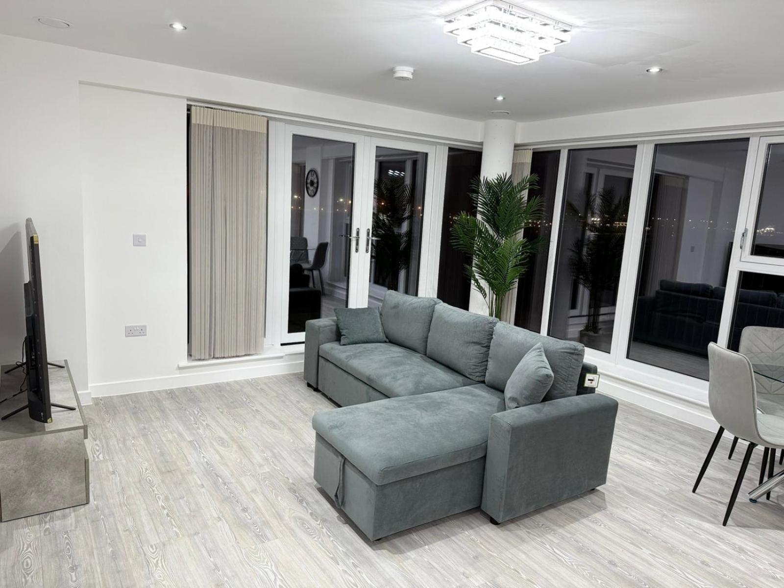 Serenity Waterfront 2 Bed *