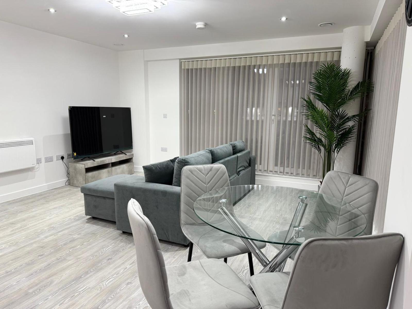 Serenity Waterfront 2 Bed Apartment *