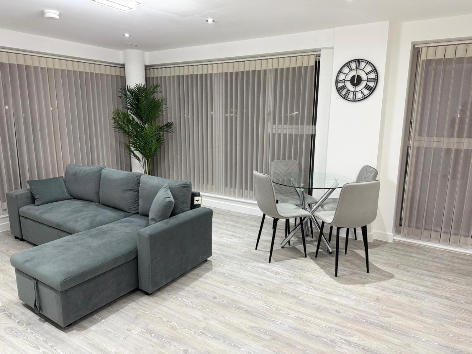 Serenity Waterfront 2 Bed *